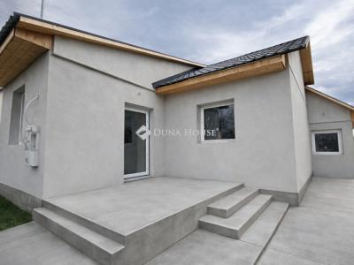 Eladó családi ház Újszász