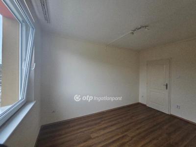 Eladó lakás Ajka