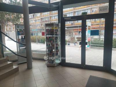 Eladó üzlethelység üzletházban Veszprém