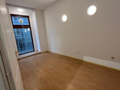 Eladó utcai bejáratú üzlethelység Debrecen