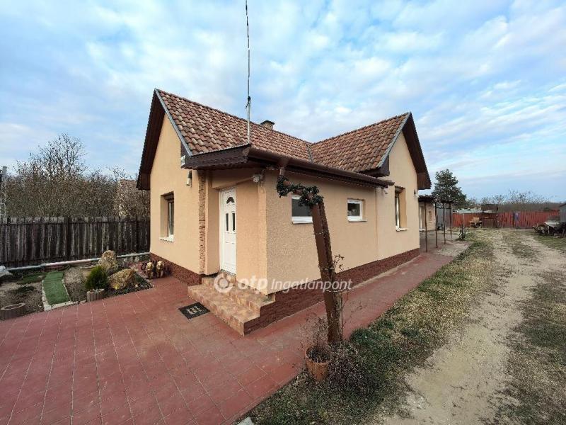 Eladó családi ház Hajdúsámson