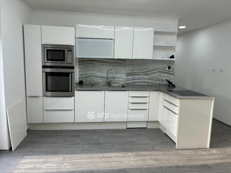 Eladó lakás Komló