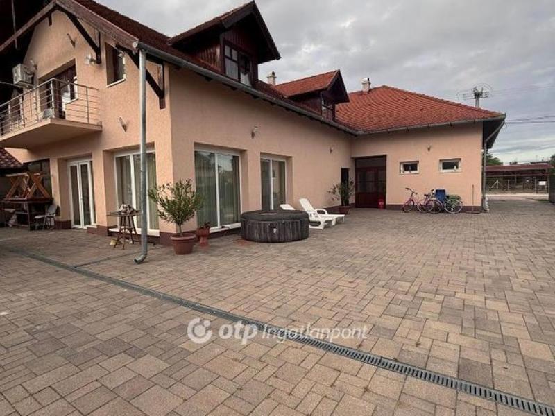 Eladó családi ház Baks