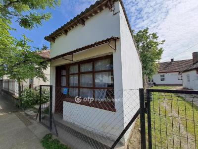 Eladó családi ház Törtel