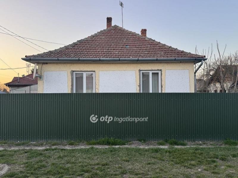 Eladó családi ház Poroszló