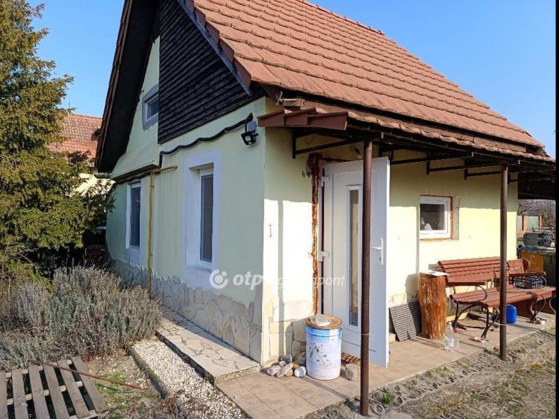 Eladó családi ház Zsombó