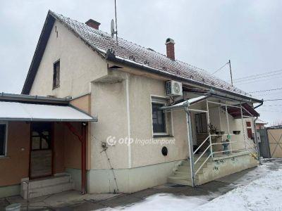 Eladó családi ház Cegléd