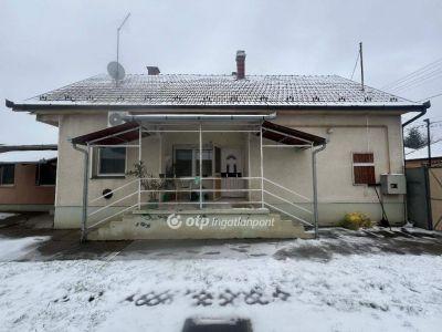 Eladó családi ház Cegléd