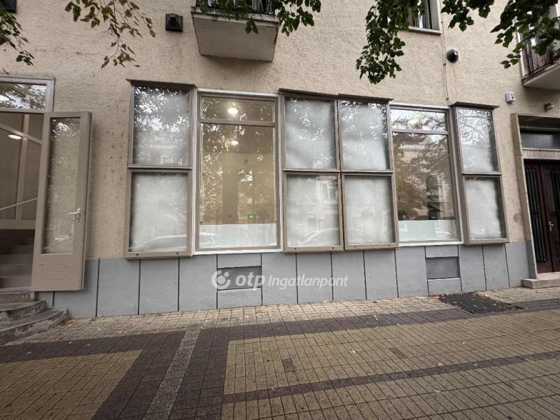 Eladó utcai bejáratú üzlethelység Debrecen