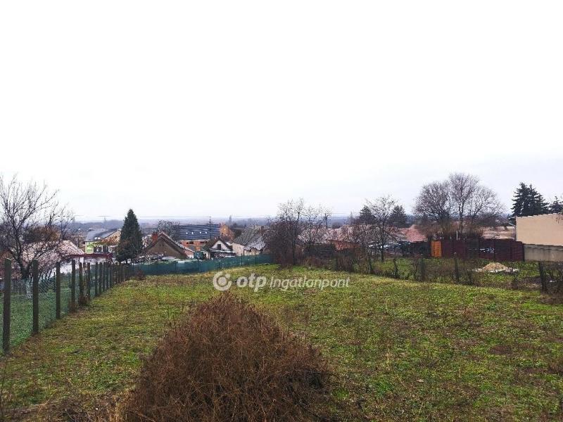 Eladó külterületi telek Pákozd