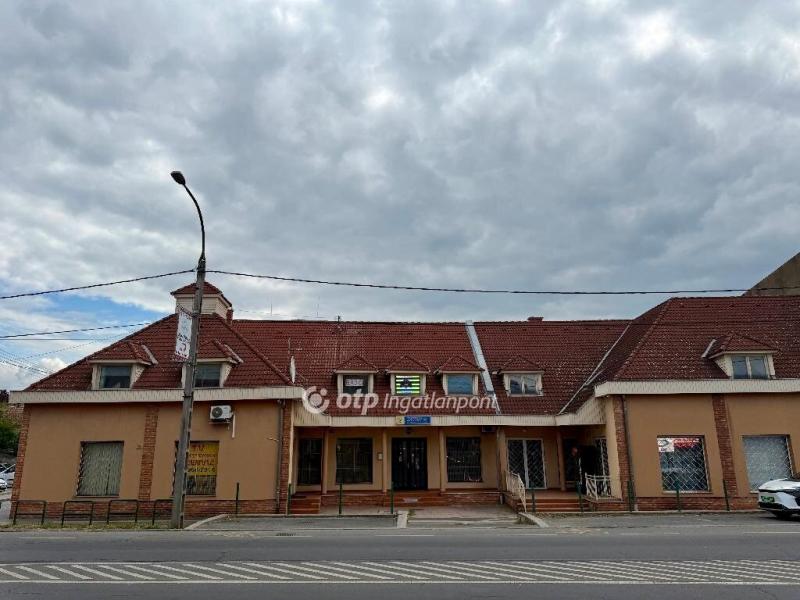 Eladó utcai bejáratú üzlethelység Dunakeszi