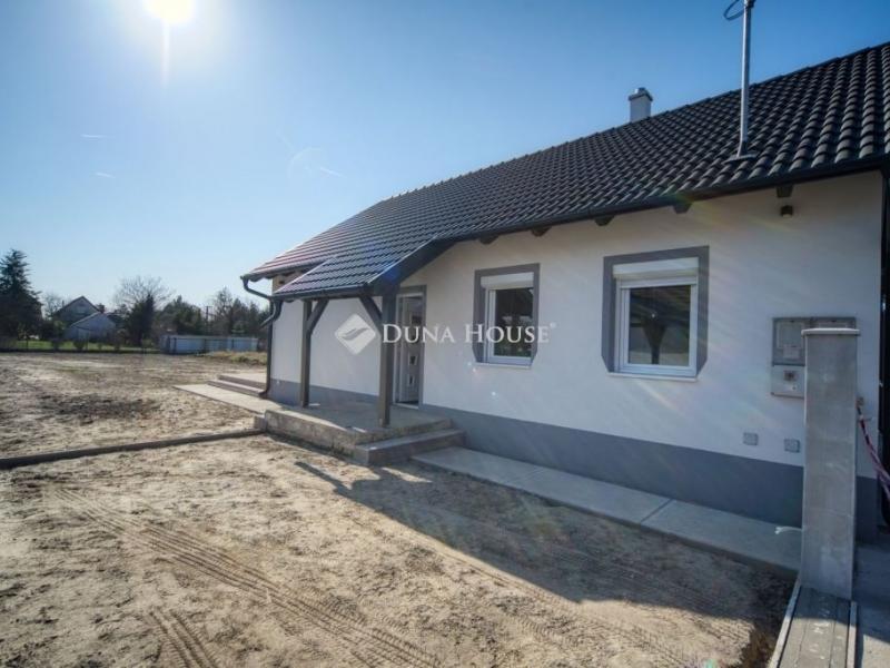Eladó családi ház Törtel