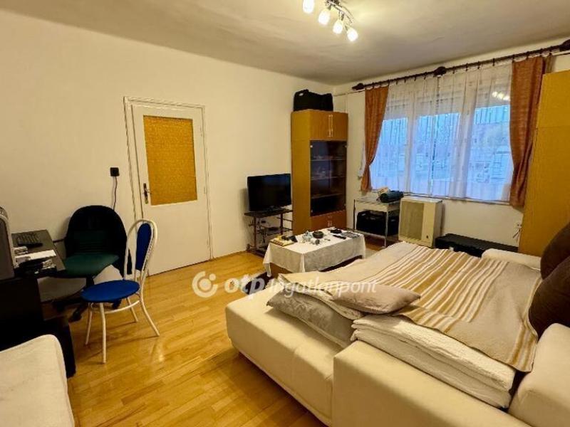 Eladó lakás Pápa