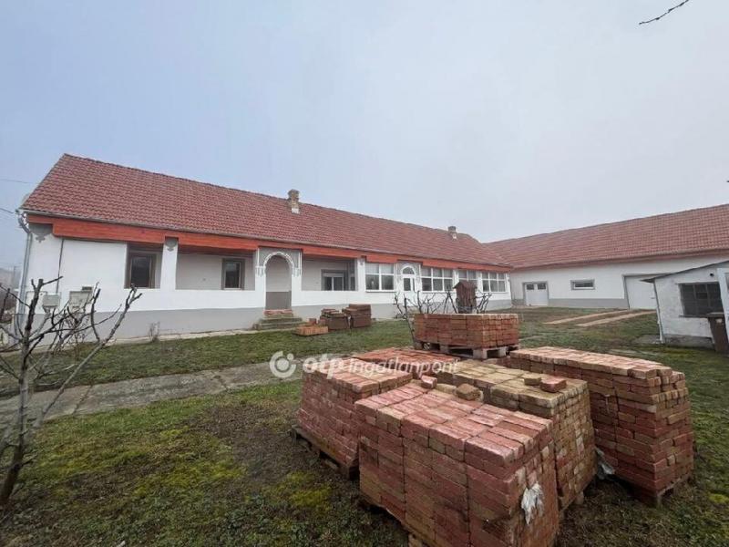 Eladó családi ház Bezedek