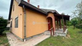 Eladó családi ház Majosháza