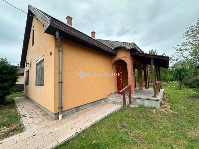 Eladó családi ház Majosháza