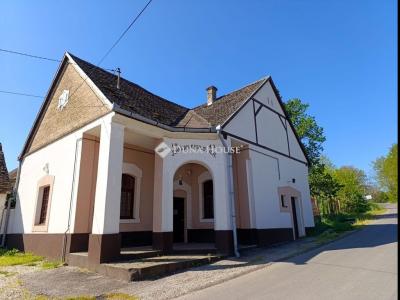 Eladó családi ház Majs
