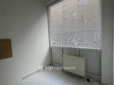 Eladó utcai bejáratú üzlethelység Budapest