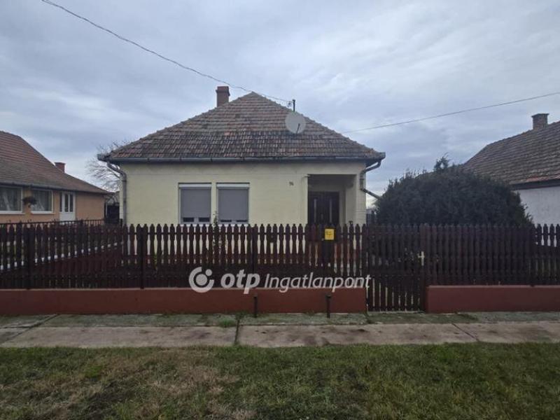 Eladó családi ház Tetétlen