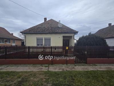 Eladó családi ház Tetétlen