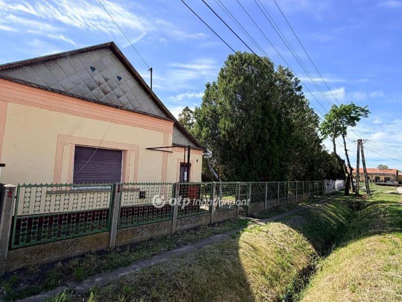 Eladó családi ház Tetétlen