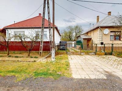 Eladó családi ház Levelek