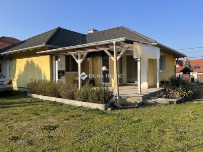 Eladó családi ház Győrújbarát