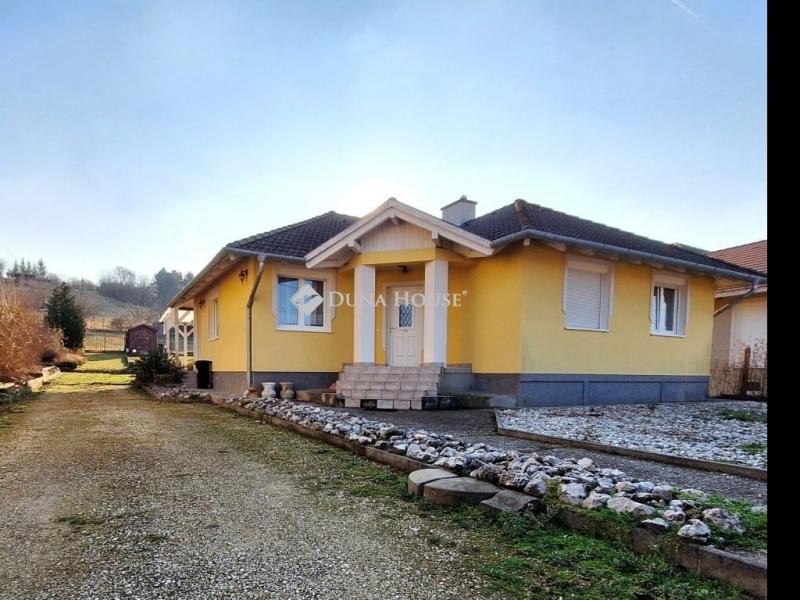 Eladó családi ház Győrújbarát