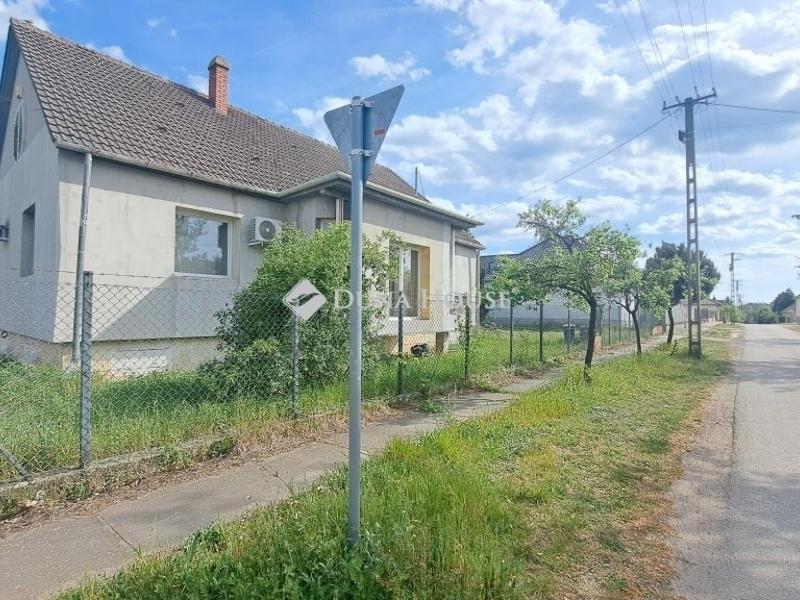 Eladó családi ház Tápiószecső