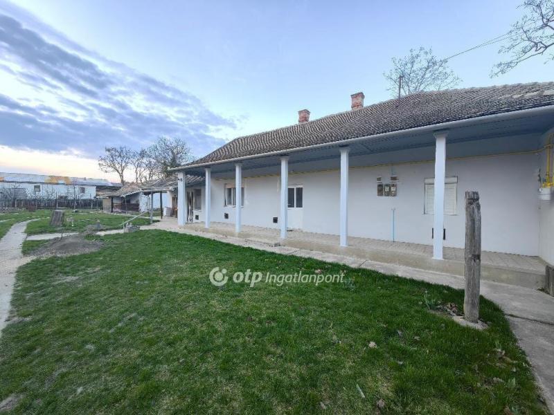 Eladó családi ház Karcag