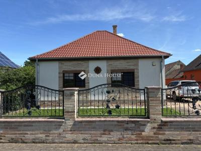 Eladó családi ház Csörnyeföld