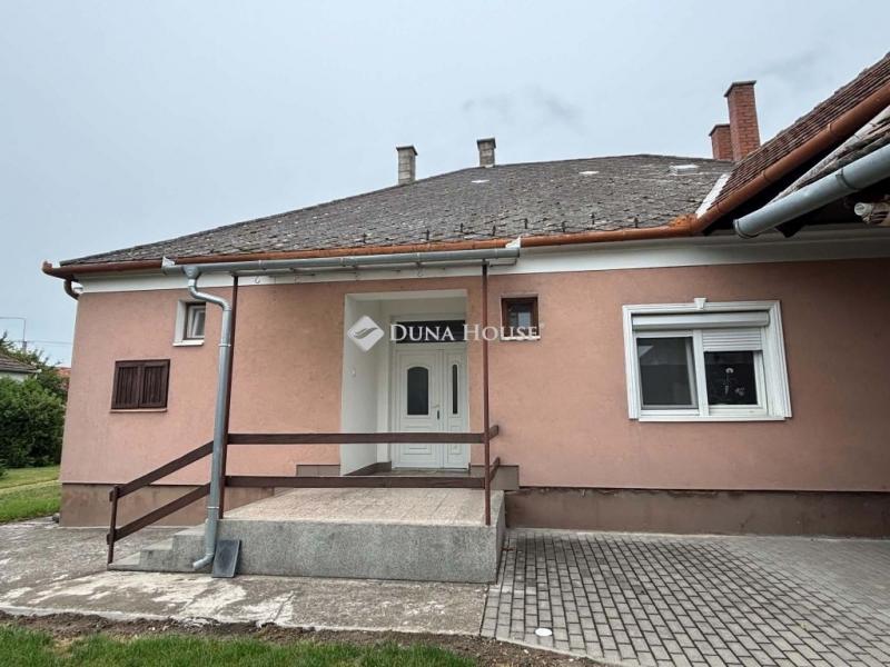 Eladó családi ház Bősárkány