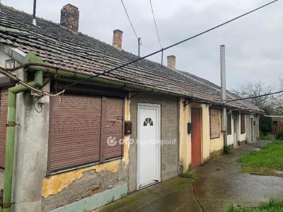 Eladó lakás Újszász