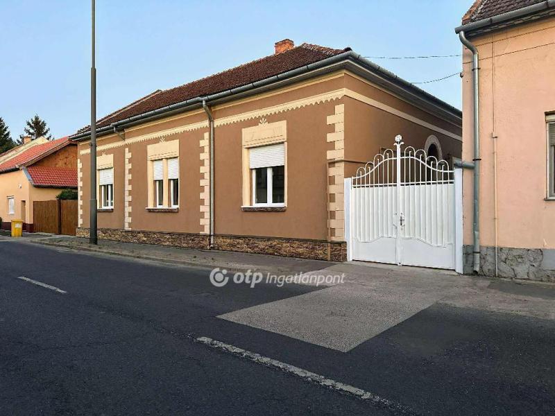 Eladó családi ház Békéscsaba
