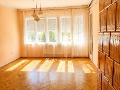 Eladó lakás Ajka