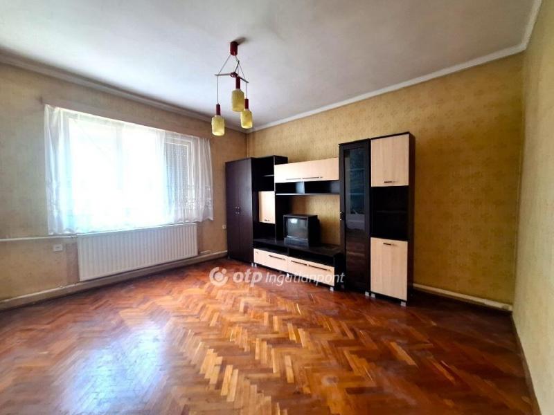 Eladó családi ház Karcag