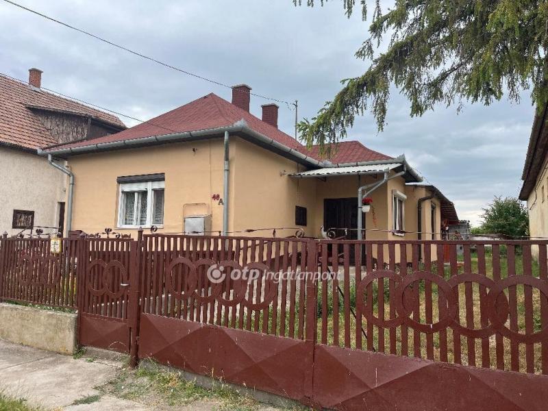 Eladó családi ház Tetétlen