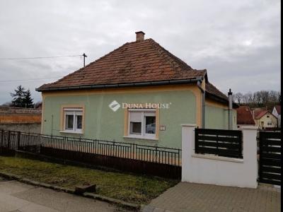 Eladó családi ház Bajna