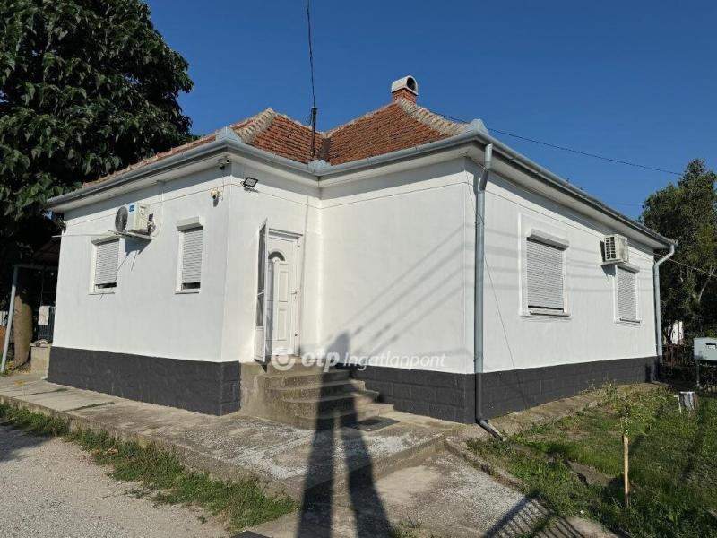 Eladó családi ház Poroszló