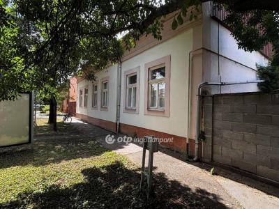Eladó családi ház Békéscsaba