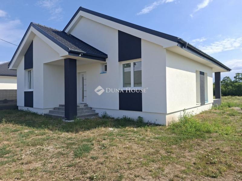 Eladó családi ház Atkár