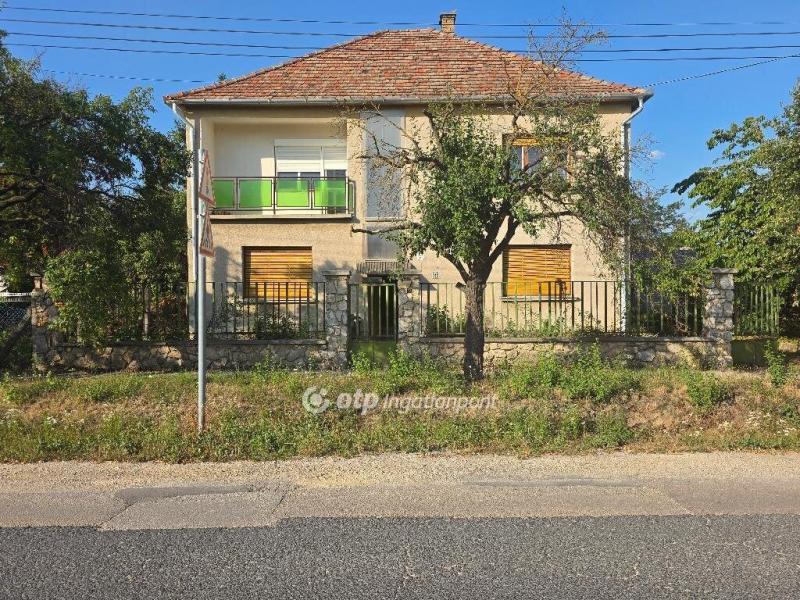 Eladó családi ház Pápa