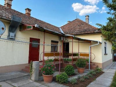 Eladó családi ház Cegléd