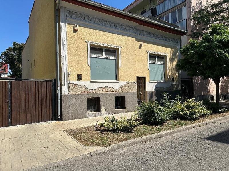 Eladó utcai bejáratú üzlethelység Nyíregyháza