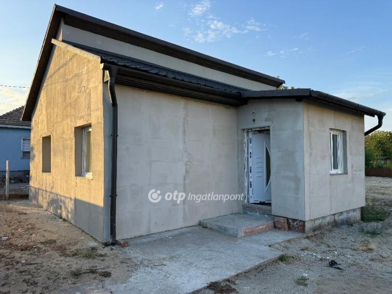 Eladó családi ház Tápiószentmárton