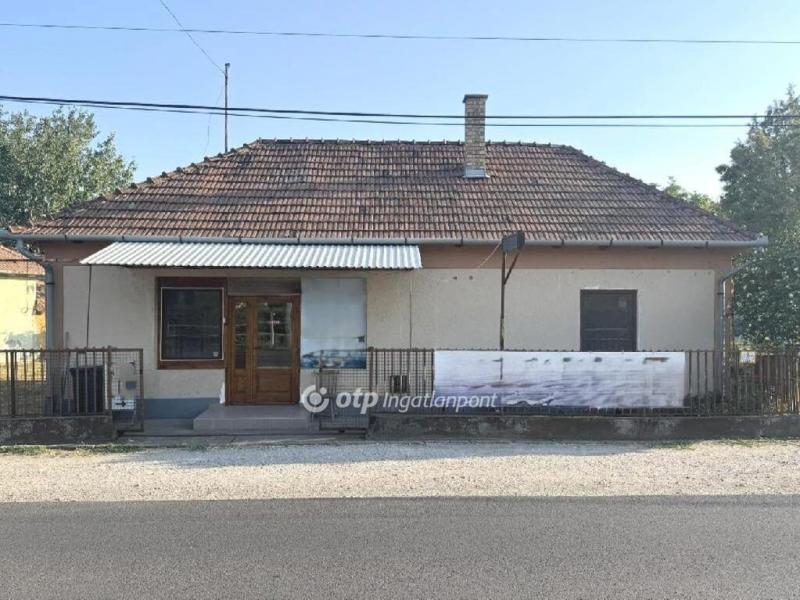 Eladó családi ház Besenyőtelek
