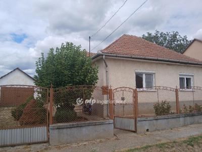 Eladó családi ház Karácsond