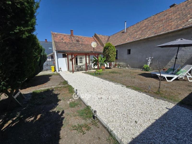 Eladó családi ház Pápa