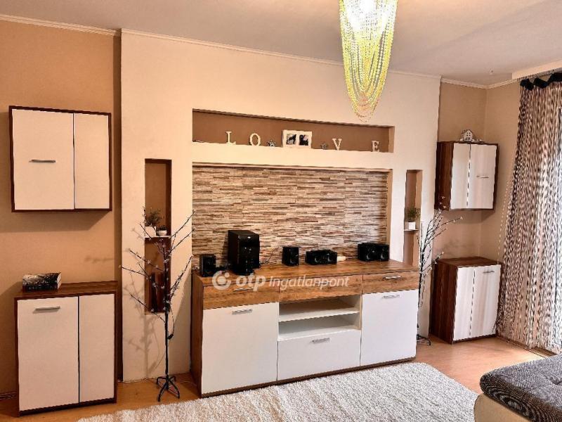 Eladó lakás Szolnok