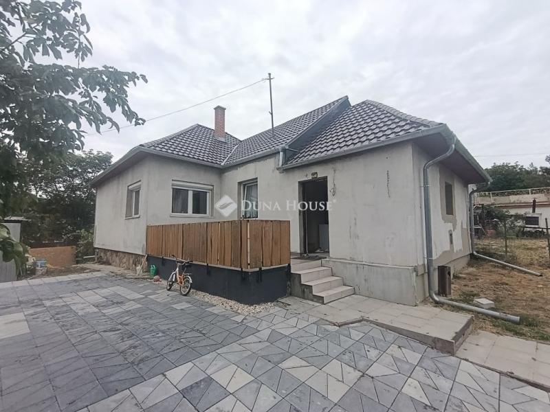 Eladó családi ház Valkó